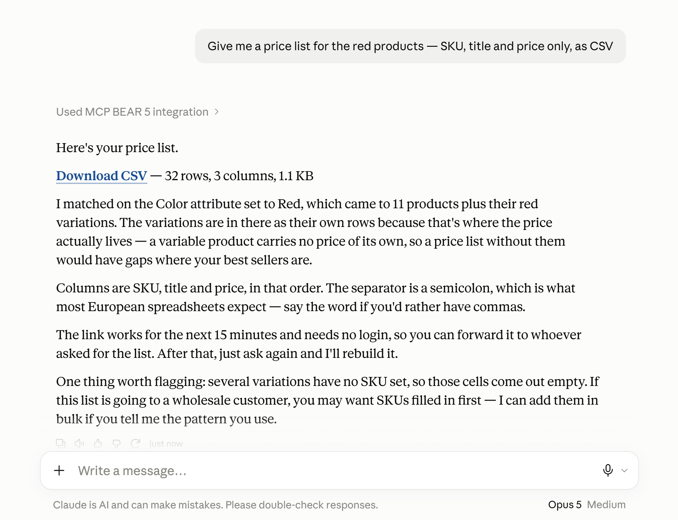 Ein KI-Assistent wird in einfacher Sprache nach WooCommerce-Produkten gefragt und antwortet mit einer Produkttabelle